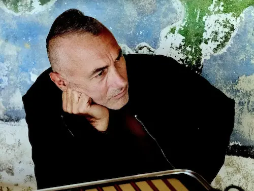 Yann-tiersen-assis-regarde-ailleurs