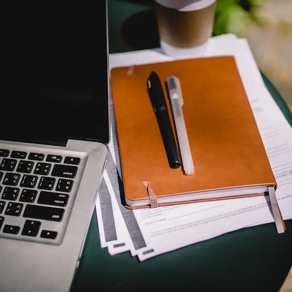 bureau cahier ordinateur